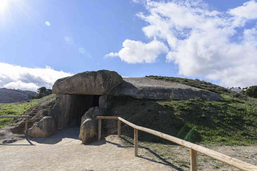Málaga - Antequera 43 - Dólmenes de Antequera - Dolmen de Menga.jpg
